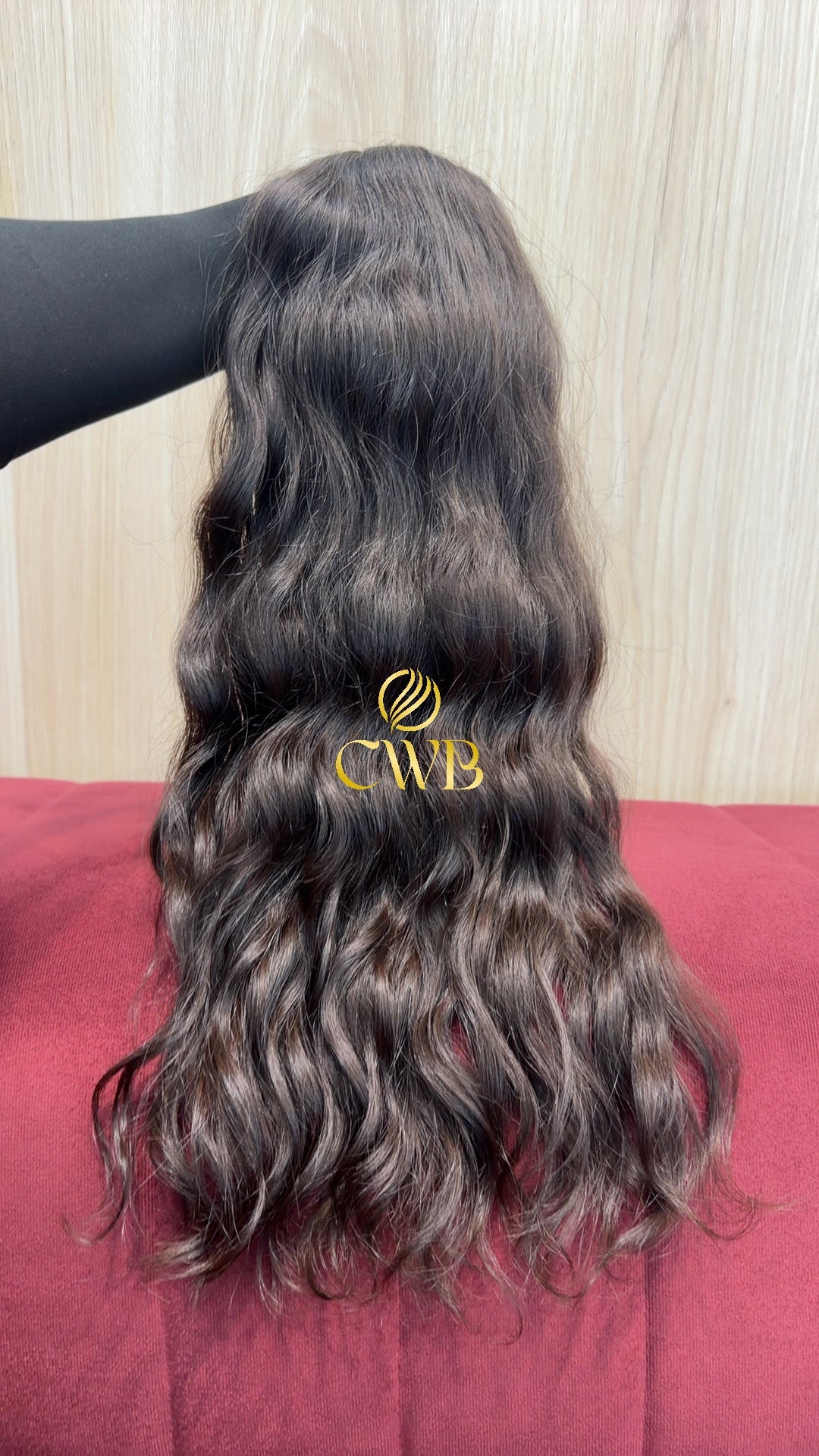 Cabelo castanho médio 56cm sendo medido — 156g brasileiro do Sul