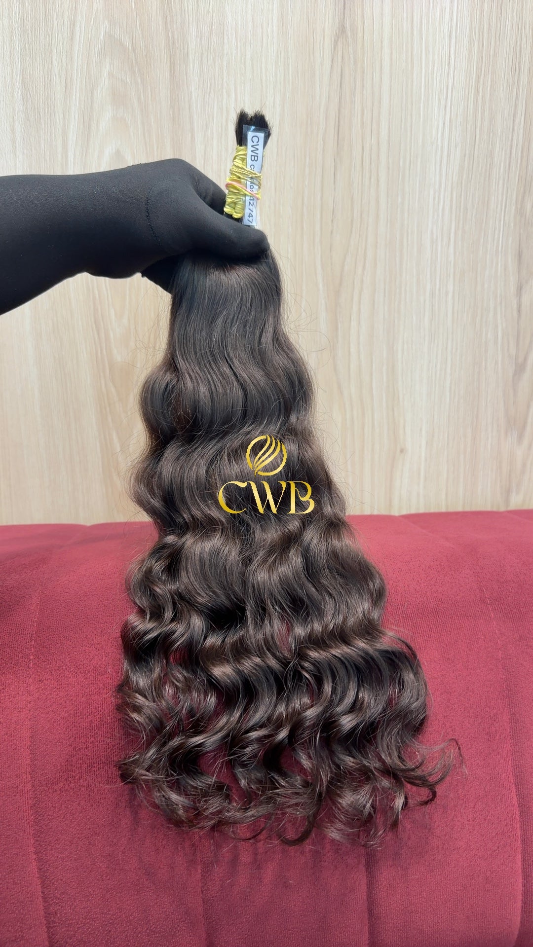 Cabelo castanho médio 48cm sendo medido — 76g brasileiro do Sul