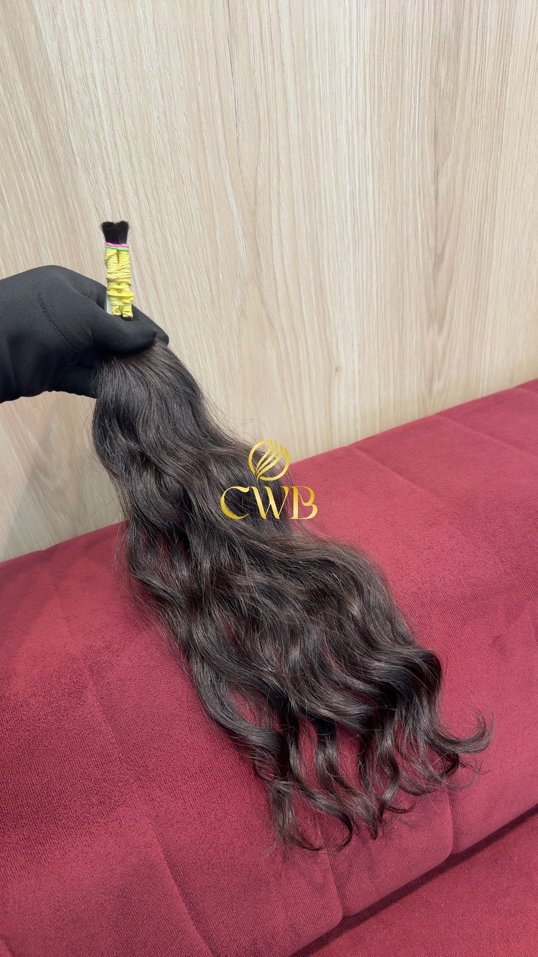 Detalhe do cabelo castanho escuro 43cm — CWB Cabelos