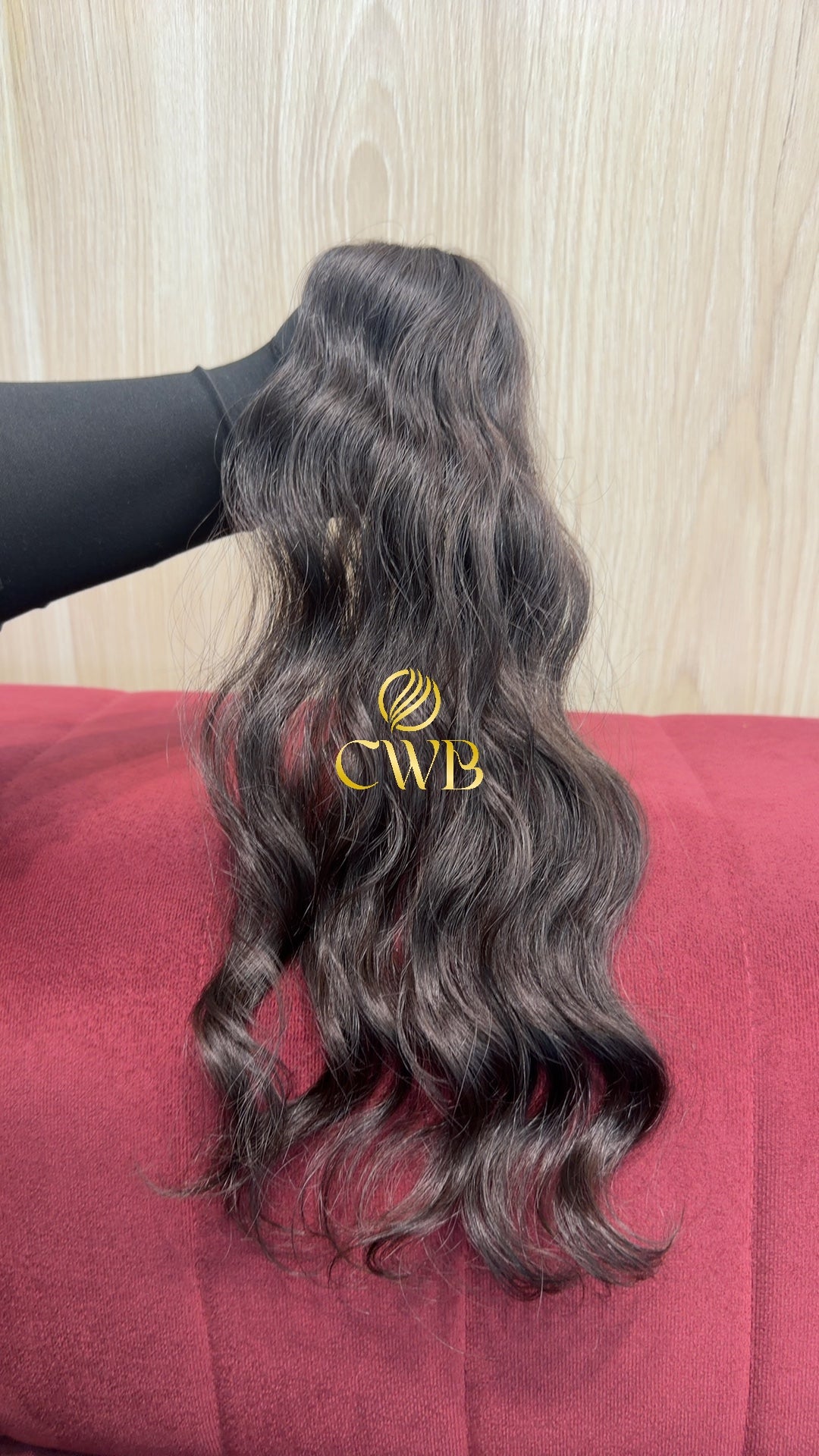 Detalhe do cabelo castanho escuro 43cm — CWB Cabelos