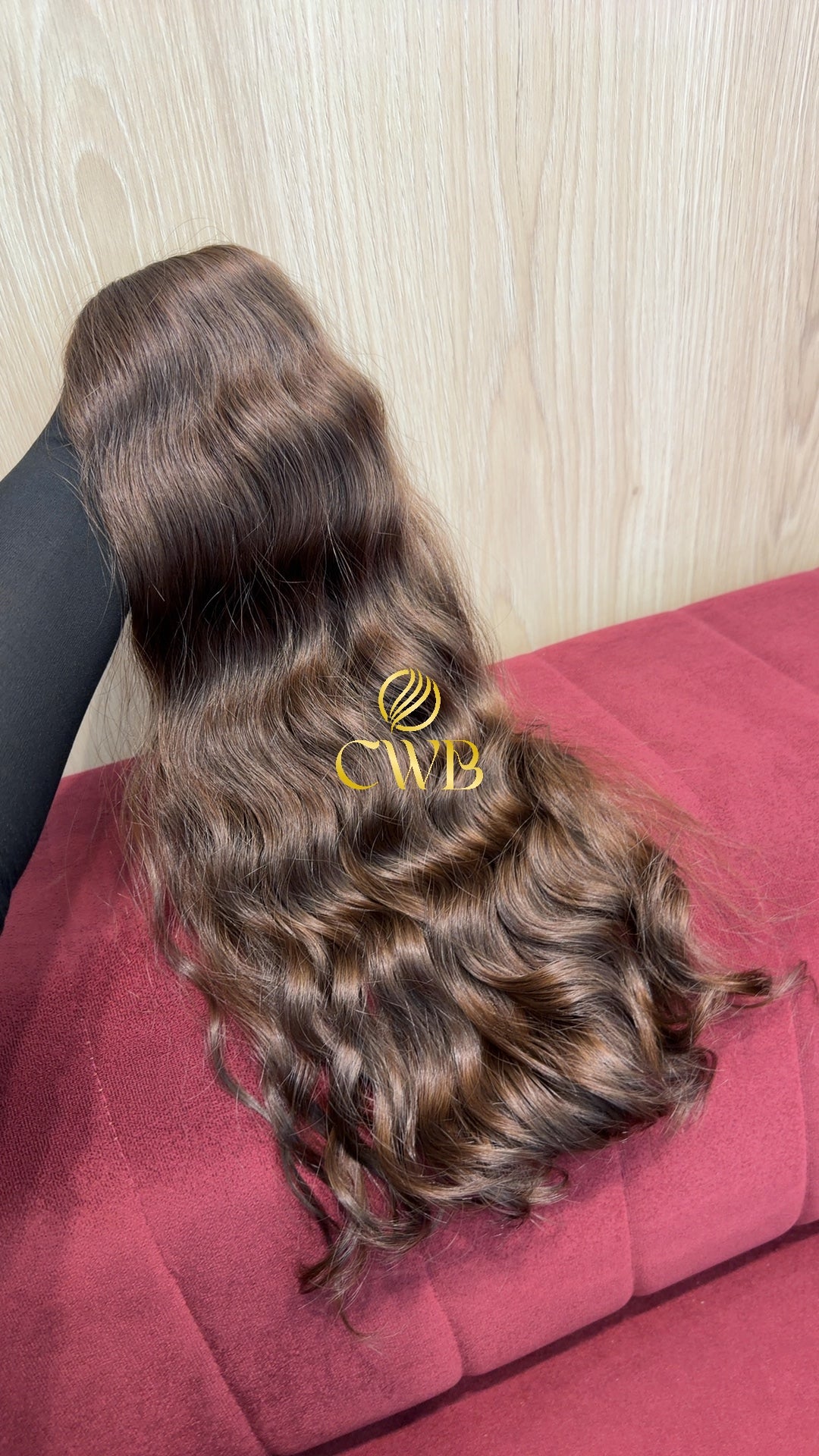 Detalhe do cabelo castanho claro ondulado 55cm — CWB Cabelos