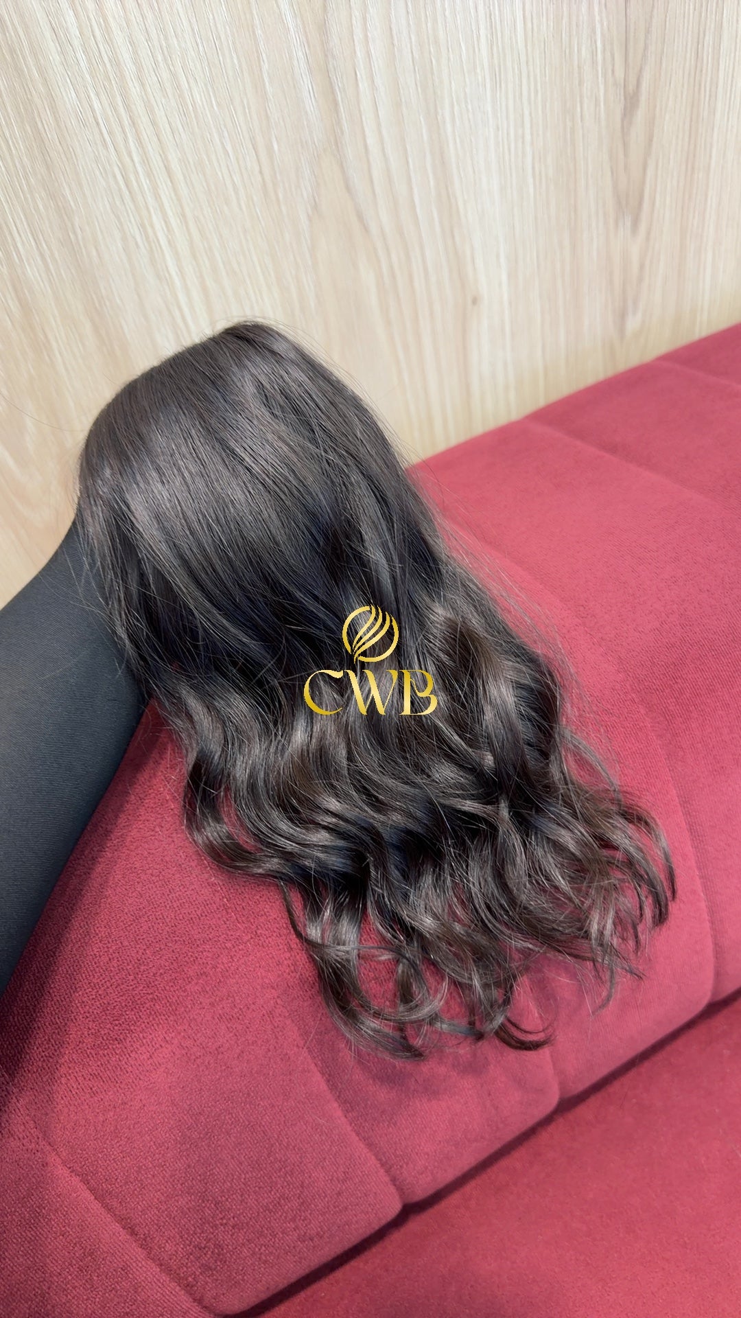 Detalhe do cabelo castanho escuro ondulado 40cm — CWB Cabelos