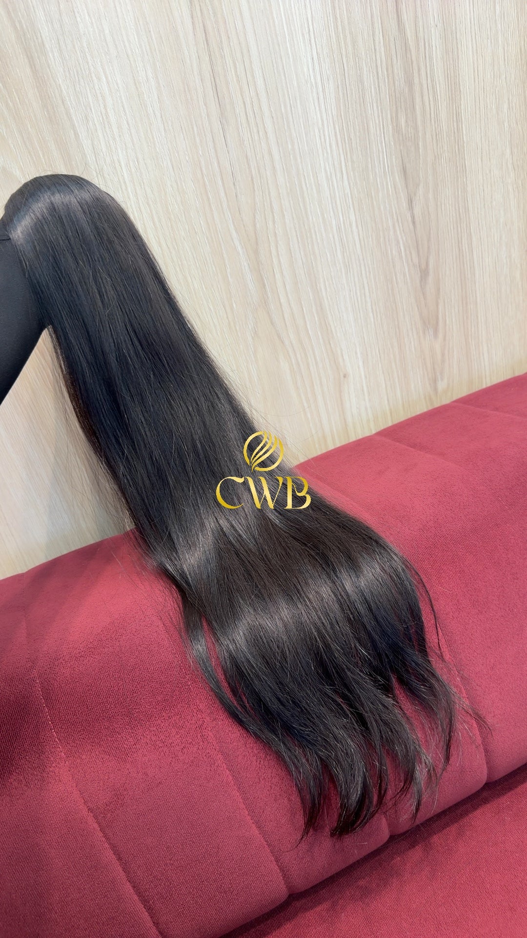 Detalhe do cabelo castanho escuro ondulado 68cm — CWB Cabelos