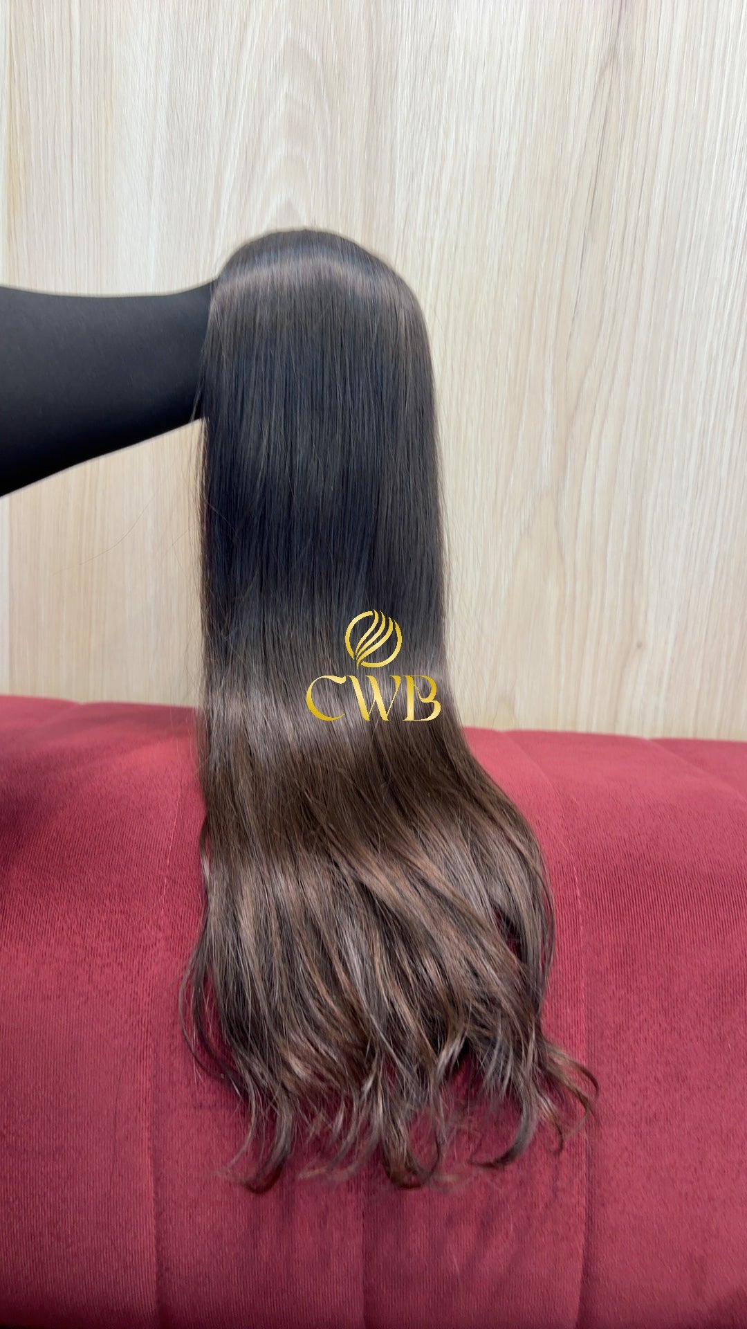 Cabelo castanho médio 60cm sendo medido — 152g brasileiro do Sul