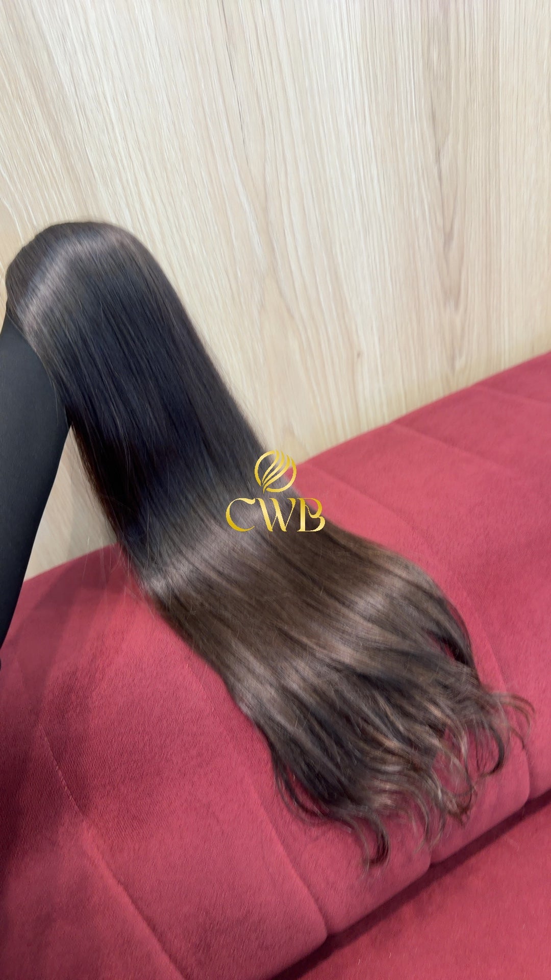 Detalhe do cabelo castanho médio ondulado 60cm — CWB Cabelos