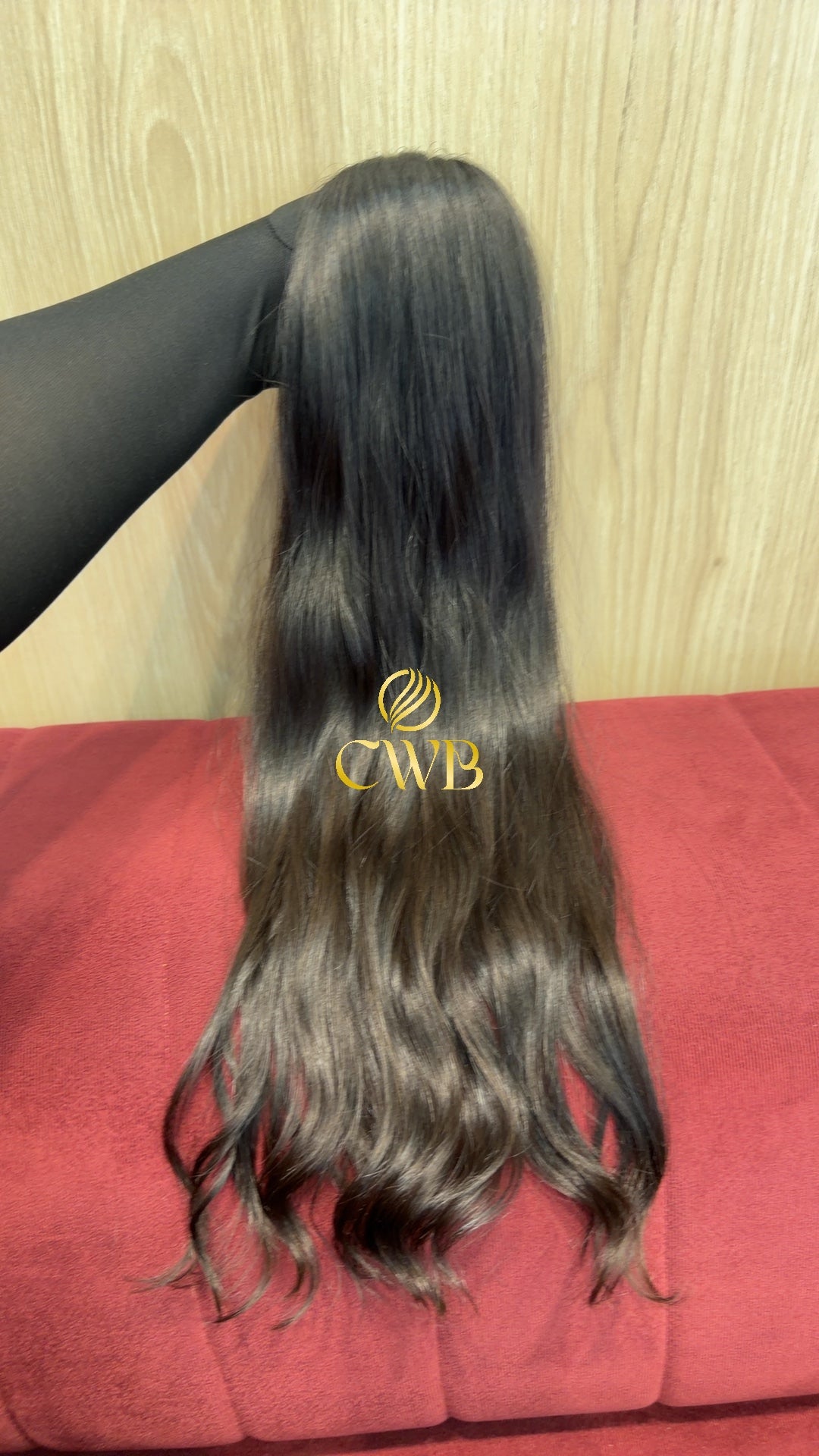 Cabelo castanho médio 60cm sendo medido — 94g brasileiro do Sul