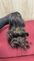 Cabelo humano natural castanho escuro ondulado 36cm 102g — mega hair peça única CWB, vista de trás