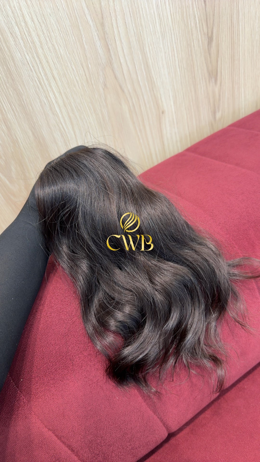 Detalhe do cabelo castanho escuro ondulado 36cm — CWB Cabelos