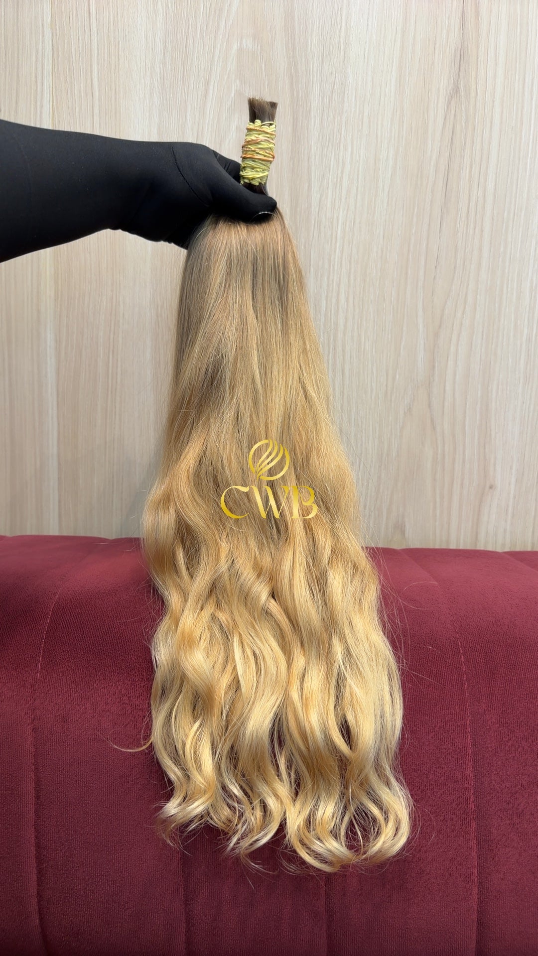 Textura do mega hair loiro claríssimo ondulado natural CWB — peça única