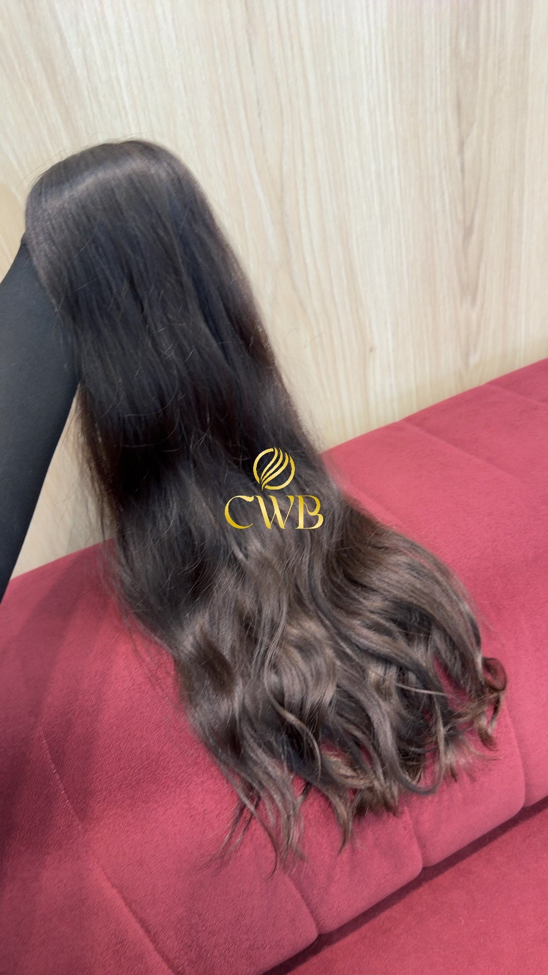 Detalhe do cabelo castanho escuro ondulado 60cm — CWB Cabelos