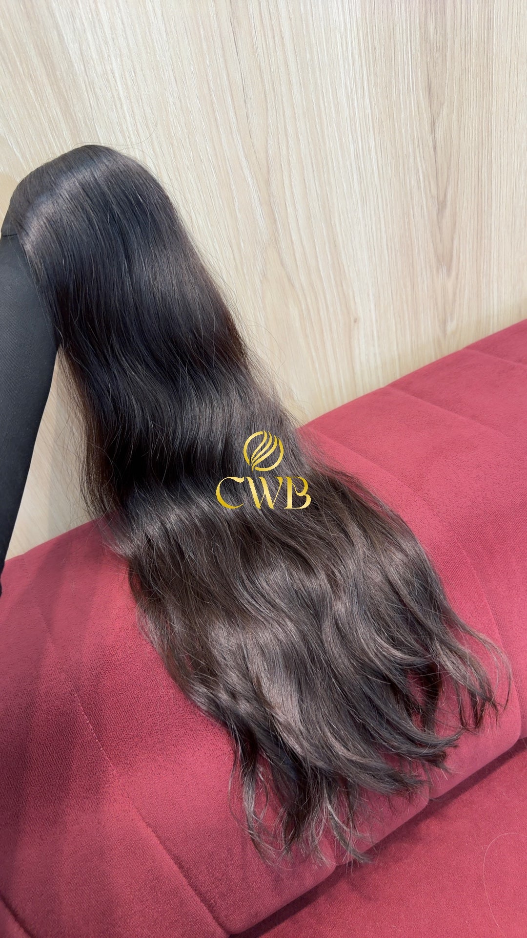 Detalhe do cabelo castanho escuro ondulado 65cm — CWB Cabelos