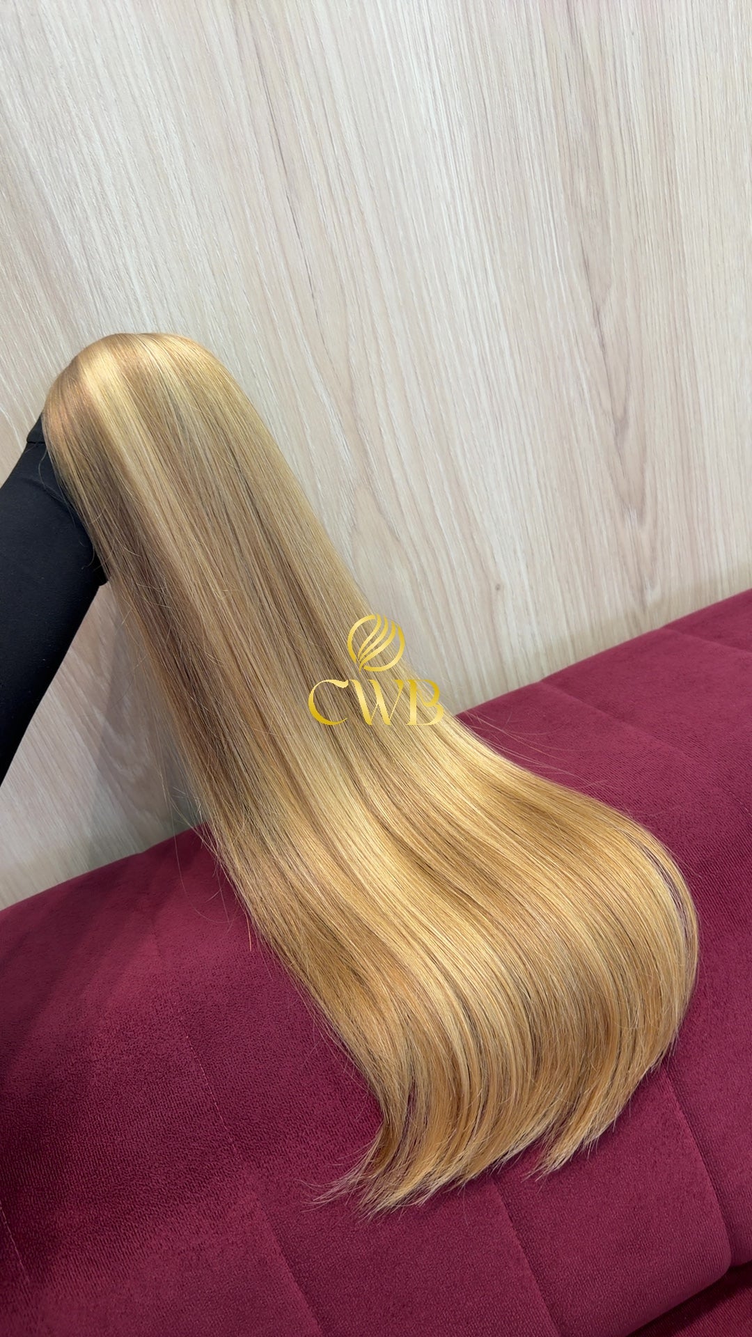 Detalhe do cabelo loiro claríssimo liso 59cm — CWB Cabelos raridade
