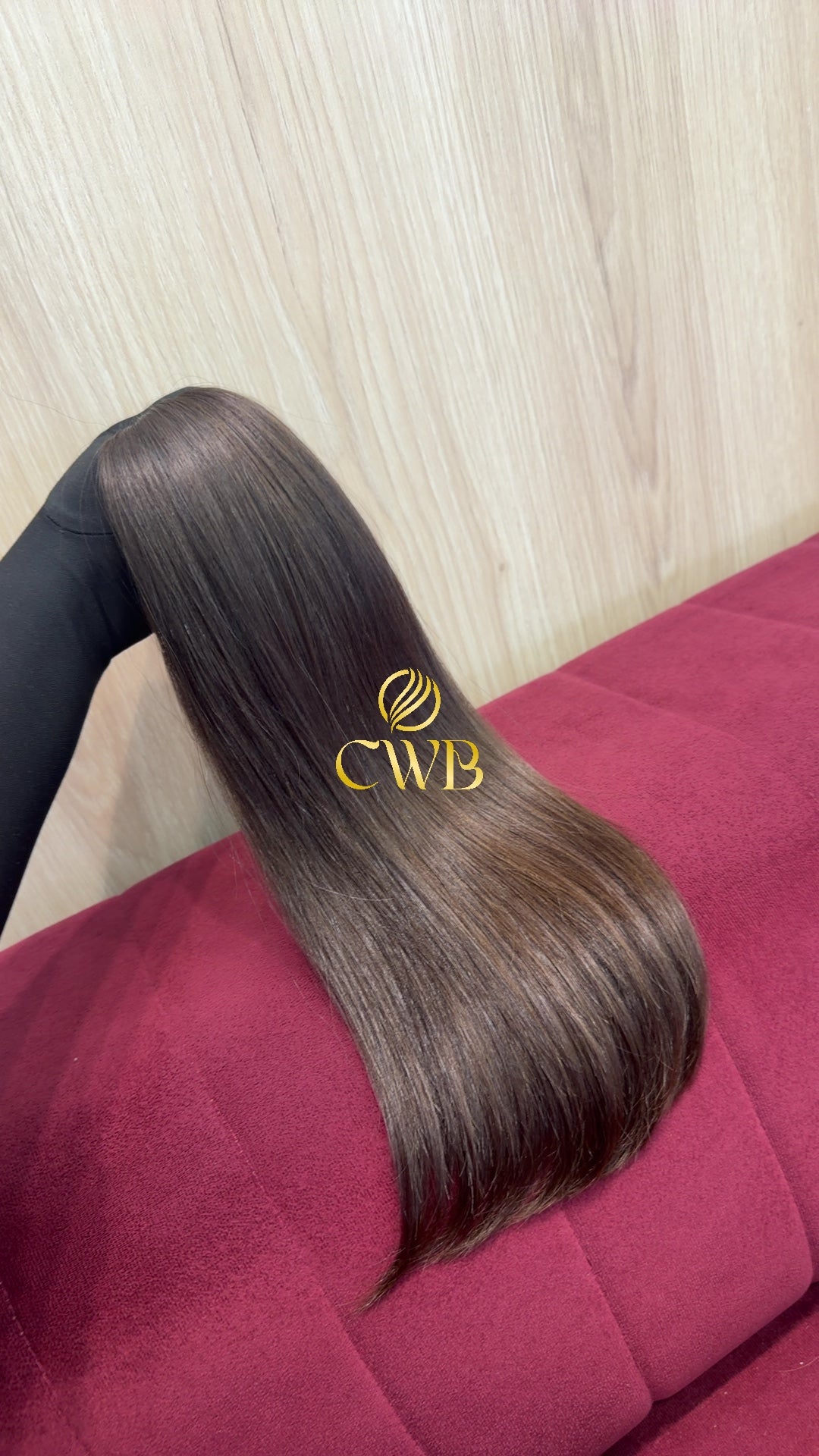 Detalhe do cabelo loiro escuro ondulado 49cm — CWB Cabelos