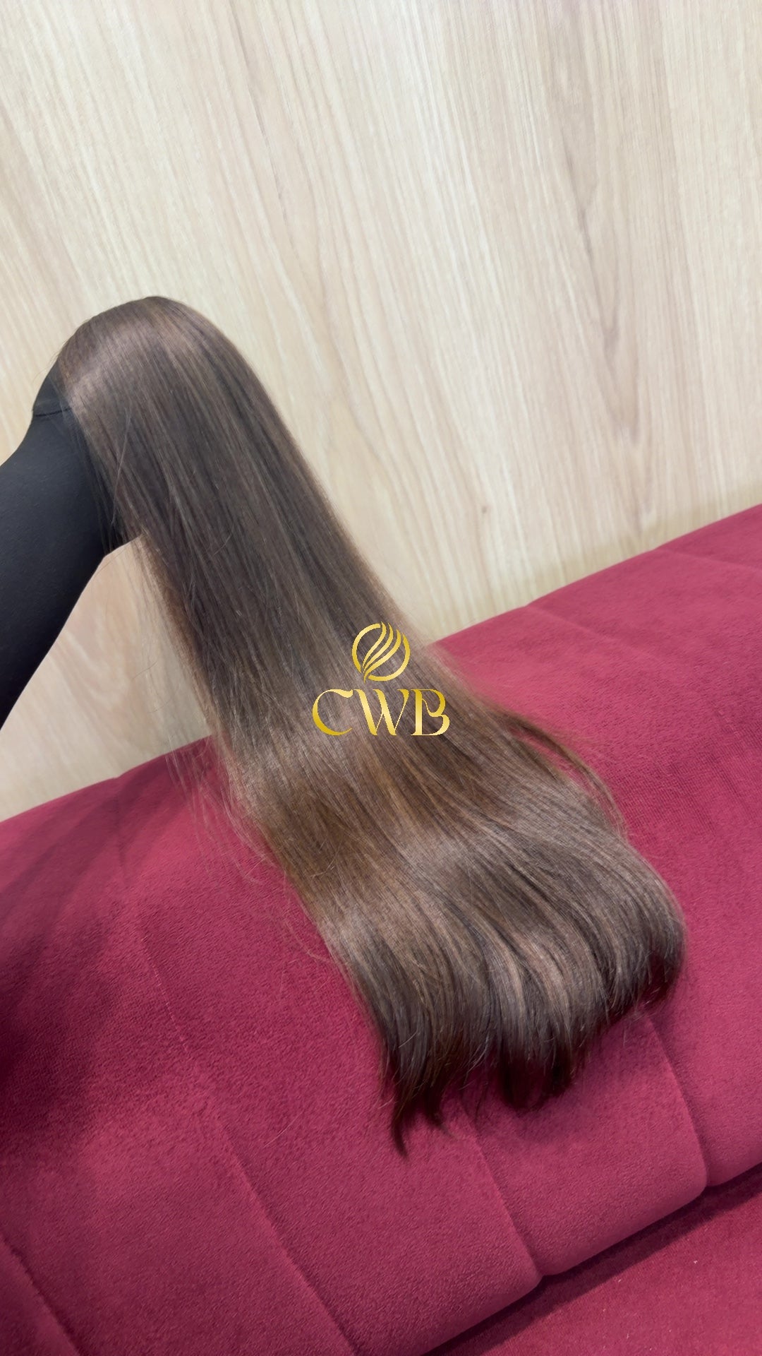 Detalhe do cabelo loiro médio liso 54cm — CWB Cabelos