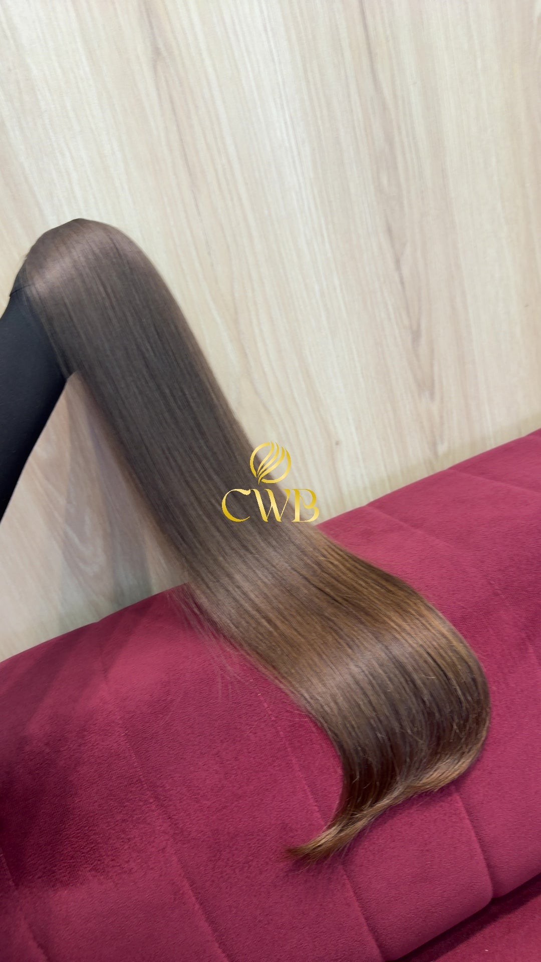 Detalhe do cabelo loiro médio liso 67cm — CWB Cabelos