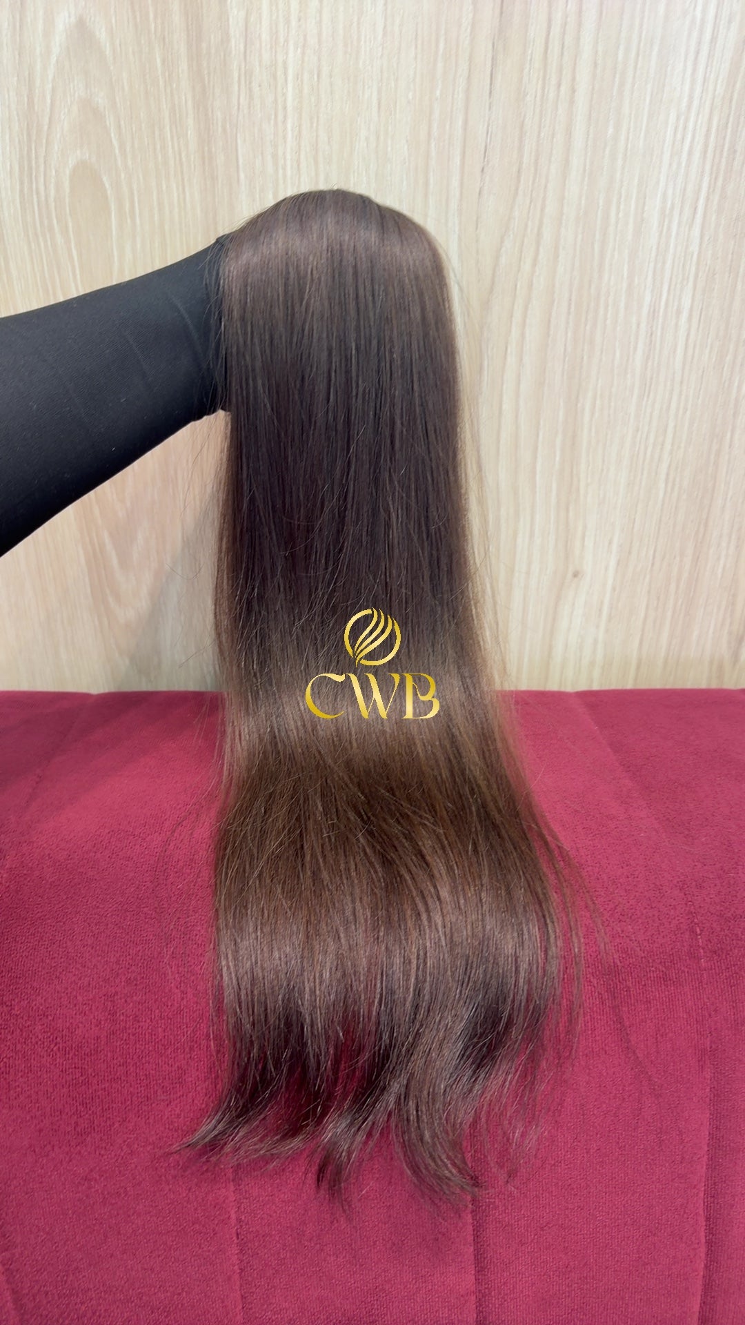 Detalhe do cabelo loiro escuro ondulado 56cm — CWB Cabelos